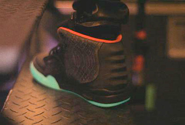yeezy2 black pink