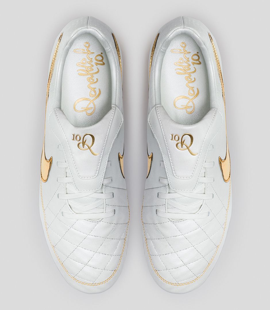 ronaldinho-gold-shoes